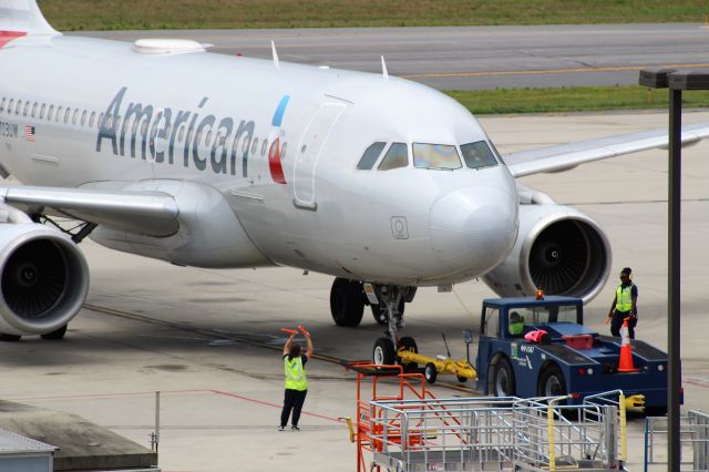 Airbus A319 (N703UW)