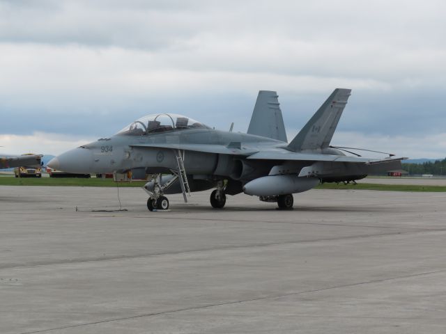 McDonnell Douglas FA-18 Hornet (18-8934)