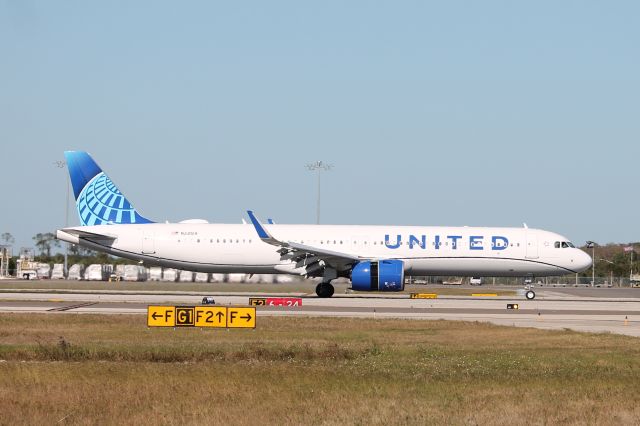 Airbus A321neo (N24519) - United Flight 1740 arrives on Runway 6 at Southwest Florida International Airport following flight from Chicago-O’Hare International Airport (12/12/24)