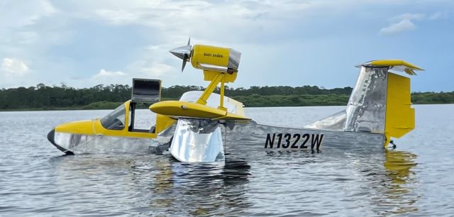 N1322W — - Enjoying a splash-in day!