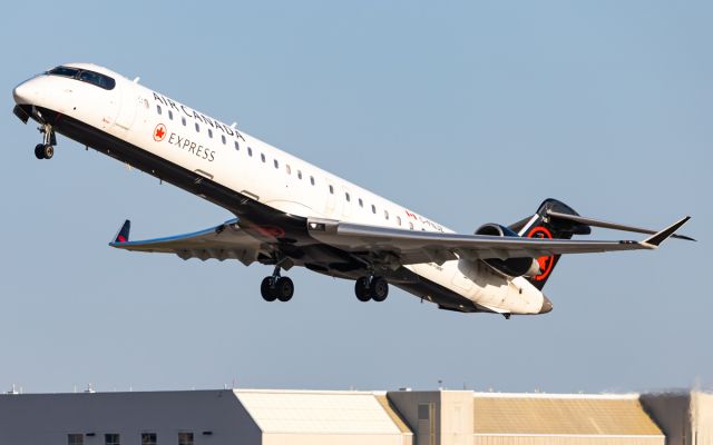 Canadair Regional Jet CRJ-900 (C-FNJZ)