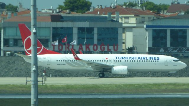 Boeing 737-800 (TC-JGU) - THY2714 to Kars