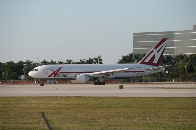 BOEING 767-200 (N739AX)