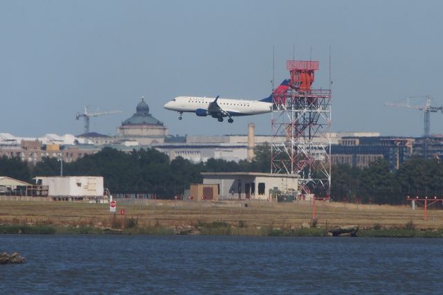 Embraer 170/175 (N818MD) - Landing on the short runway