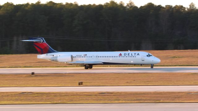 Boeing 717-200 (N969AT) - A Delta Boeing 717-200 landing at Raleigh-Durham Intl. Airport. This was taken from the observation deck on January 17, 2016 at 4:56 PM. This is flight 1875 from MCO.