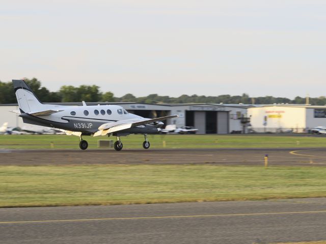 Beechcraft King Air 90 (N331JP) - Reliants King Air 90 landing runway 08. 26 SEP 2015.