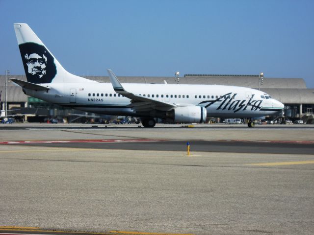 Boeing 737-700 (N622AS) - Line up and wait on RWY 20R