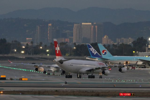 Airbus A340-300 (HB-JMB)