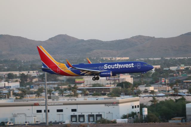 Boeing 737-800 (N8681M)