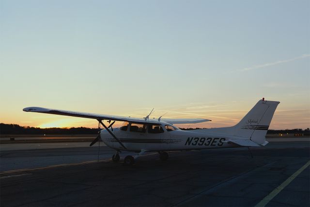 Cessna Skyhawk (N393ES) - Another Lanier Flight Center bird, waiting to go out for a busy day of flying lessons. 