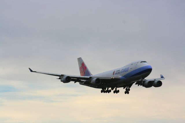 Boeing 747-400 (B-18717)