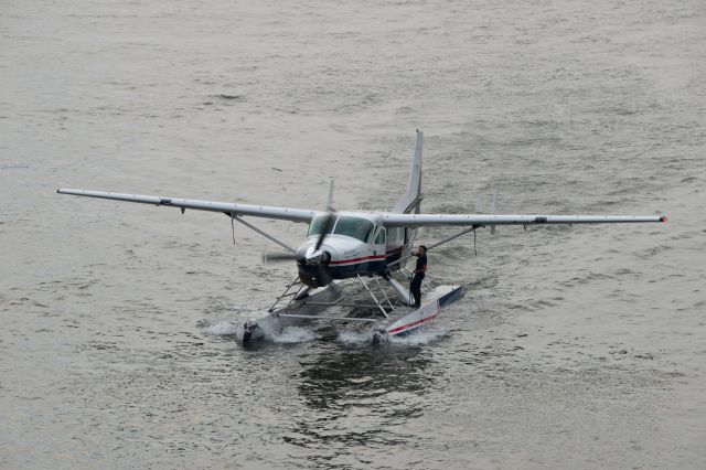 Cessna Caravan (N115GK) - A cessna 208 seaplane arriving at the new york skyport. Taken from the parking garage above