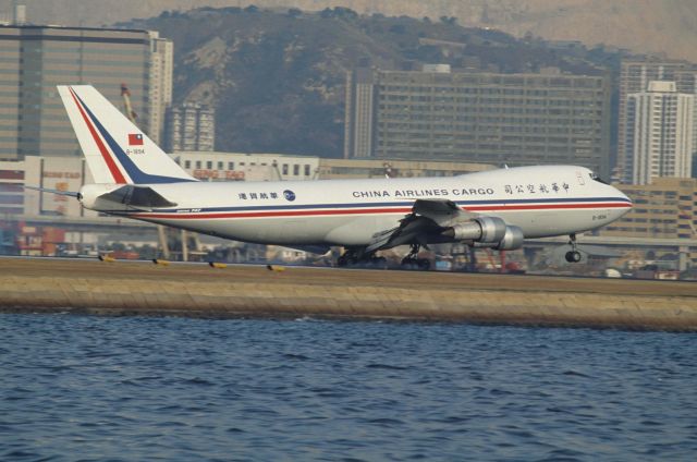 Boeing 747-200 (B-1894) - Landing at Kai-Tak Intl Airport Rrwy31 on 1991/12/15