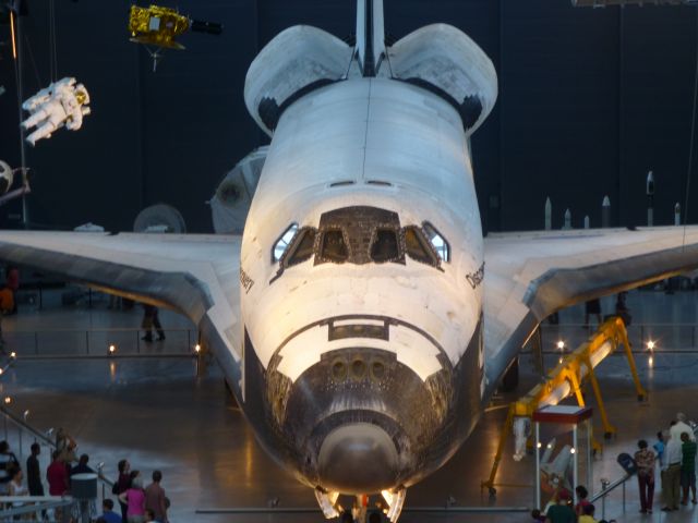 — — - shuttle Discovery at Udvar-Hazy