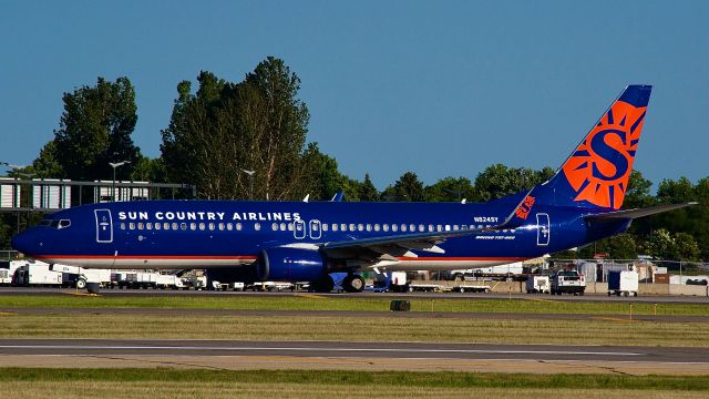 Boeing 737-800 (N824SY)