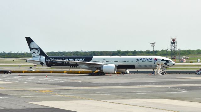 BOEING 777-300 (PT-MUA) - LATAM Airlines Brasil Boeing 777-32WER PT-MUA in New York JFK 