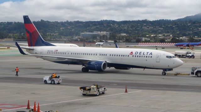 Boeing 737-900 (N821DN)