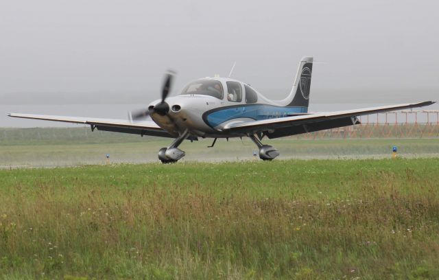 Cirrus SR-22 (C-GBLC) - Très beaux cirrus encore une fois à lorsqu’il passait sur bravo après son atterrissage sur la piste 16 en provenance de CYQB à CYGR 