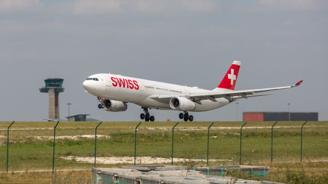 Airbus A330-300 (HB-JHF)