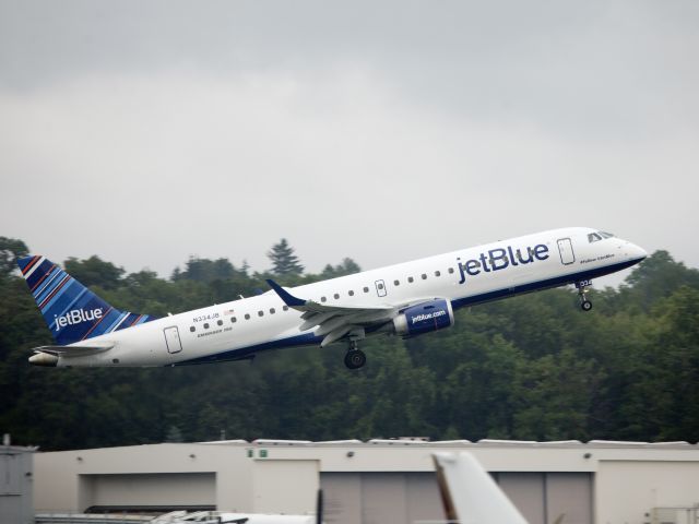 Embraer ERJ-190 (N334JB) - Take off runway 16. Westchester 3 departure.