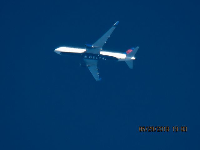 BOEING 767-300 (N169DZ)