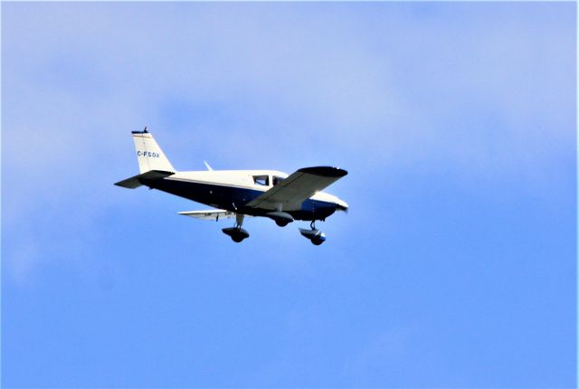 C-FSOK — - C-FSOK PIPER PA-28-180 survolant le fleuve St-Laurent à Lavaltrie QC. le 05-08-2033 à 14:48