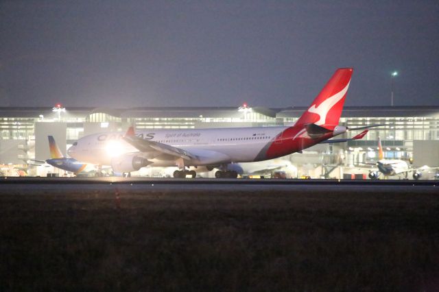 Airbus A330-200 (VH-EBO)