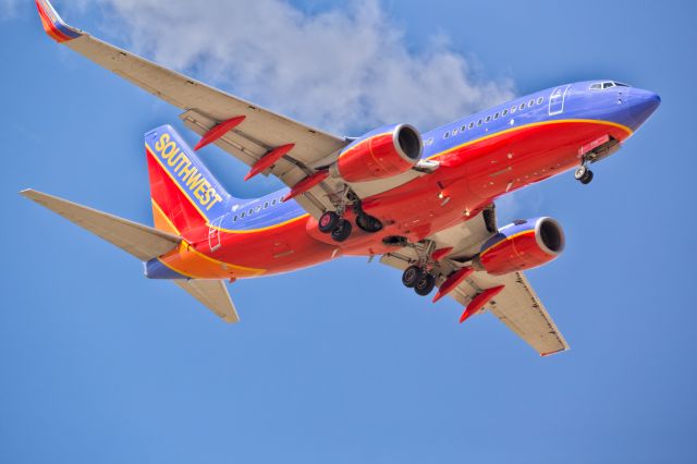 Boeing 737-700 (N7715E) - Southwest B737 on approach to KDEN