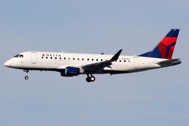 EMBRAER 175 (long wing) (N240SY)