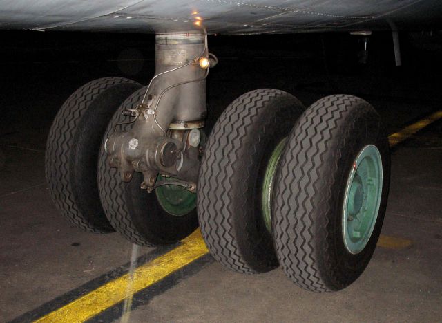 UR-76628 — - Four tires on the nose wheel!