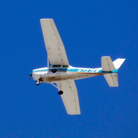 Cessna Skyhawk (N737EM)