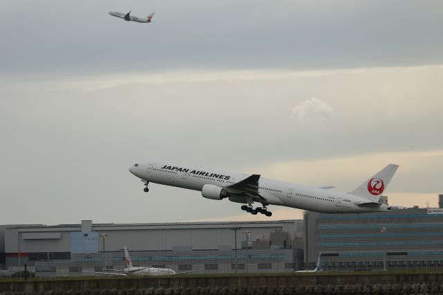 BOEING 777-300 (JA8944) - 11 October 2015: