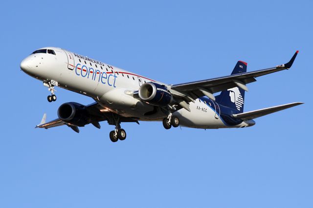 Embraer ERJ-190 (XA-ACC) - Short final for 28 on Christmas Eve 2011