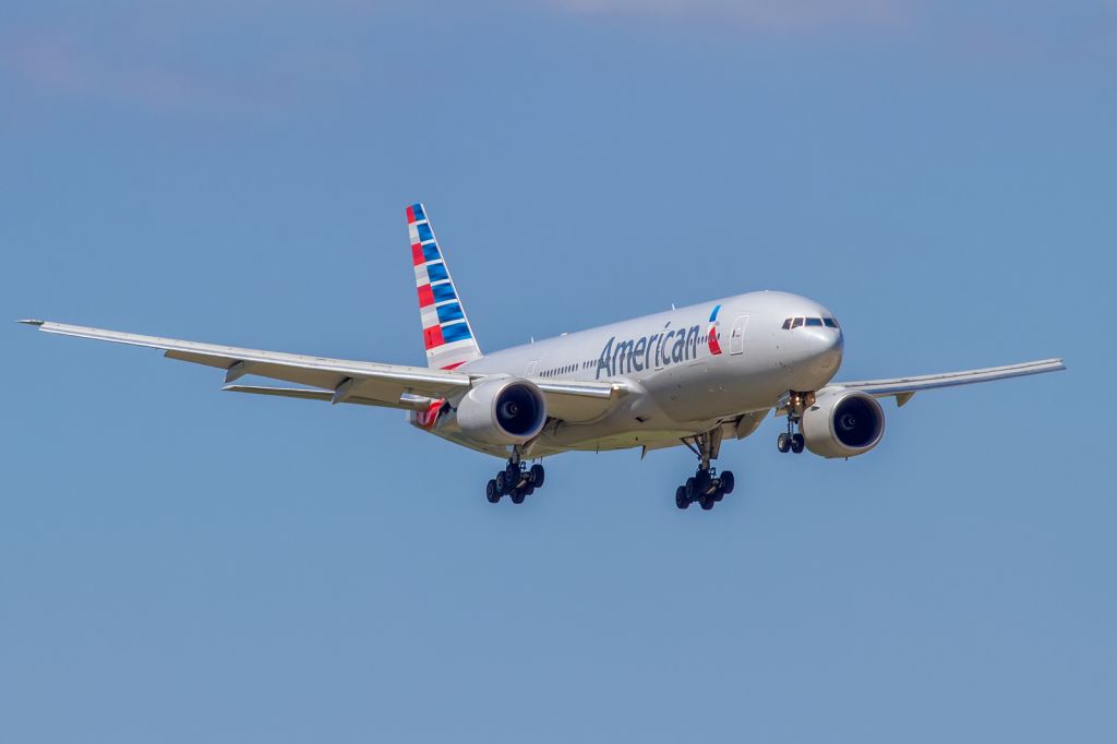 Boeing 777-200 —
