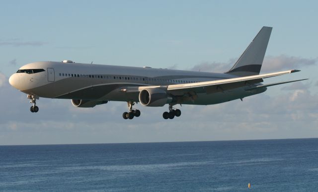 BOEING 767-300 (P4-MES)