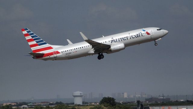 Boeing 737-800 (N809NN)