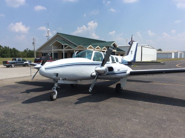 Beechcraft Baron (58) (N8172R)