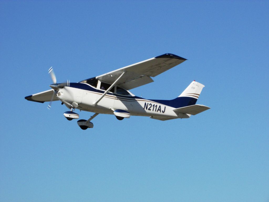 Cessna Skylane (N211AJ) - Taking off RWY 24
