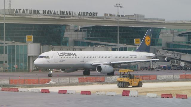 Airbus A321 (D-AIDJ) - Del to DLH in 2011