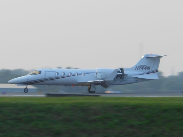 Learjet 31 (N744N)