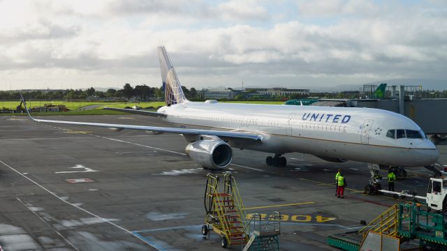 Boeing 757-200 (N17122) - United Airlines Boeing 757-224(WL) N17122 in Dublin 