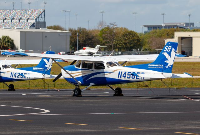 Cessna Skyhawk (N458ER)