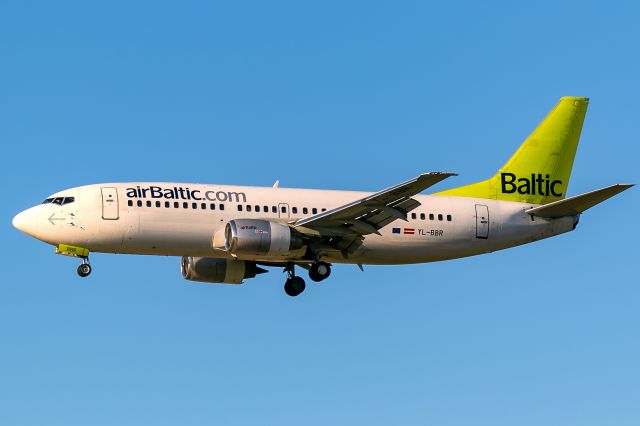 BOEING 737-300 (YL-BBR)