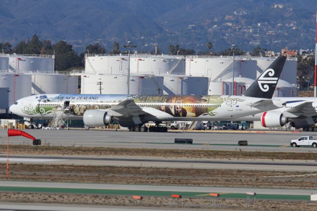 BOEING 777-300 (ZK-OKP)