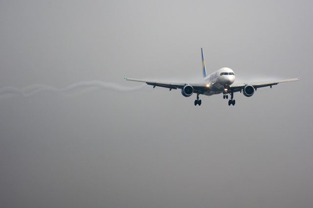 Boeing 757-200 (G-JMCG)