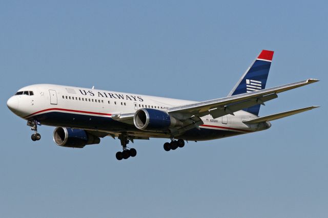 BOEING 767-200 (N253AY)