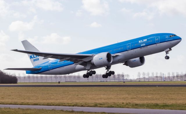 Boeing 777-200 (PH-BQK) - Taking off from runway 36L, Amsterdam airport Schiphol.