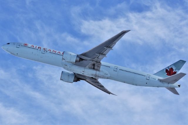 BOEING 777-300ER (C-FRAM) - Air Canada Boeing 777-333(ER) departing YYC on Dec 29.