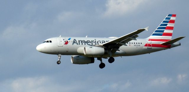 Airbus A319 (N819AW) - About to touch down is this 2000 American Airlines Airbus 319-132 in the Autumn of 2023.