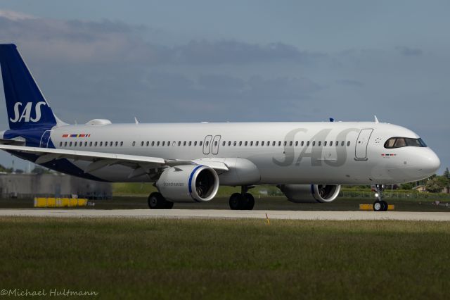 SE-DMR — - Right off Runway R04